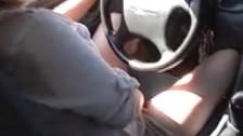 Laseczka masturbuje się w samochodzie
