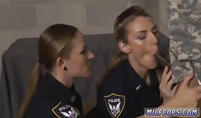 Policjantki targają ogromnego penisa